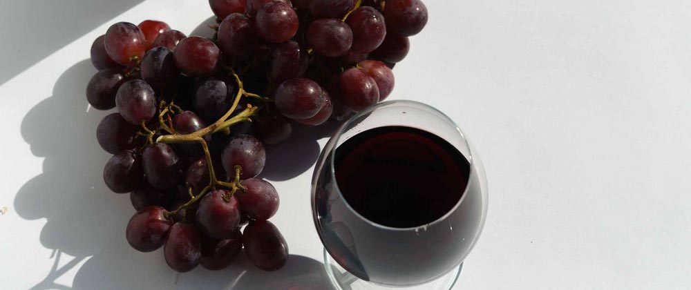 ¿Por qué decimos vino tinto al vino de color rojo?